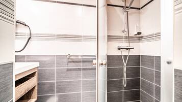 Shower, towels