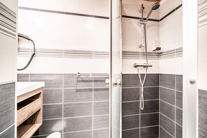 Shower, towels