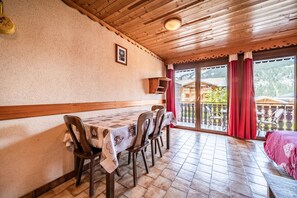 Dining - Studio Apartment 'Le Flocon - 4 Pers' with Mountain View, Balcony and Wi-Fi (Châtel)