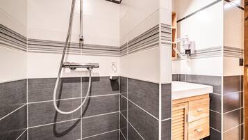 Douche, serviettes fournies