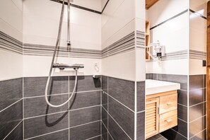 Shower, towels - Studio Apartment 'Le Flocon - 4 Pers' with Mountain View, Balcony and Wi-Fi (Châtel)