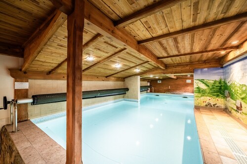 Studio Apartment 'Le Flocon - 4 Pers' with Mountain View, Balcony and Wi-Fi