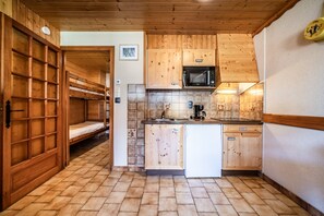 ثلاجة، ميكروويف، فرن، موقد طهي مسطح