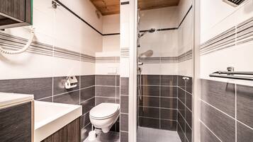 Een douche, handdoeken