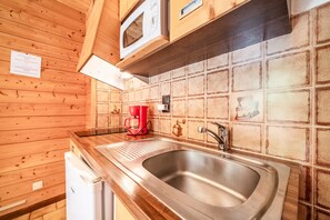Fridge, microwave, oven, stovetop - Studio Apartment 'Le Cabri - 2 Pers' with Mountain View, Balcony and Wi-Fi (Châtel)