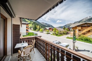 Outdoor dining - Studio Apartment 'Le Blanchot - 4 Pers' with Mountain View, Balcony and Wi-Fi (Châtel)