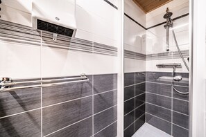 Shower, towels - Studio 'La Sifflotte - 4 Pers' with Mountain View, Balcony and Wi-Fi (Châtel)