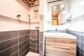 Een douche, handdoeken
