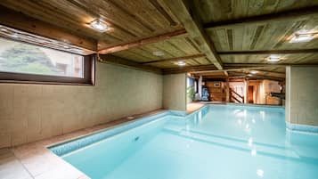 Piscina coperta, una piscina riscaldata