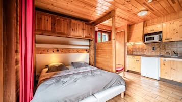 1 bedroom, free WiFi, bed sheets