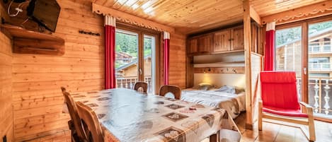 1 bedroom, WiFi (free), bed sheets