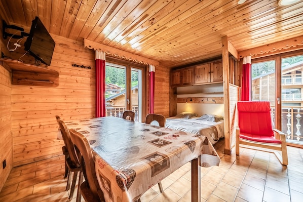 1 bedroom, WiFi (free), bed sheets