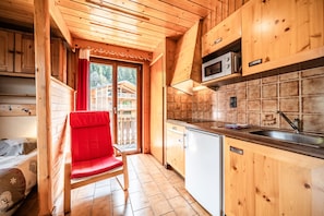 Réfrigérateur, four à micro-ondes, un four, surface de cuisson