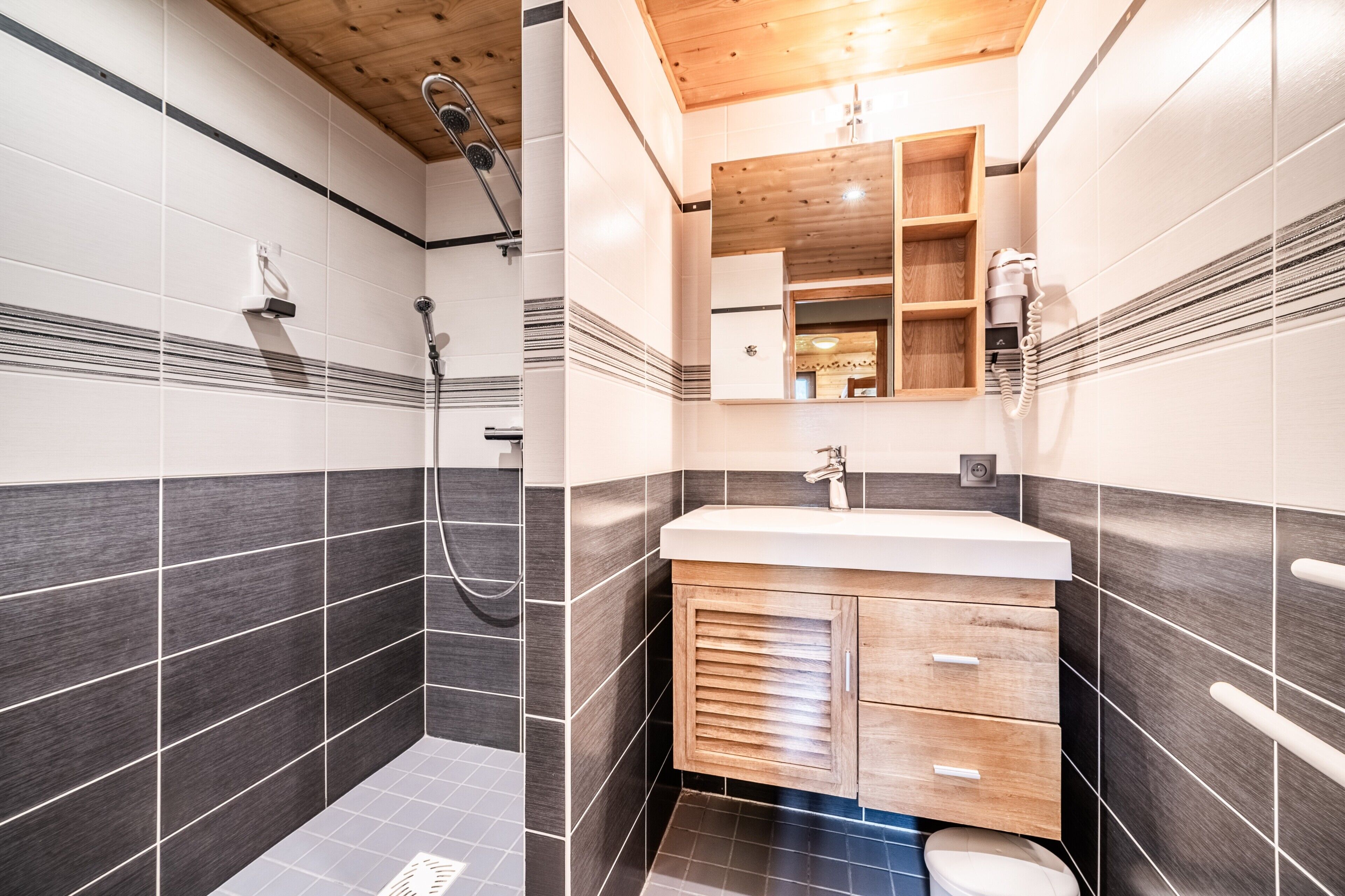 Een douche, handdoeken