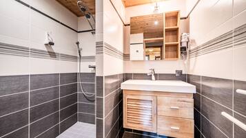 Een douche, handdoeken