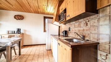 Frigorifero, microonde, forno, piano cottura