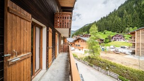 Un bâtiment en bois doté d’un balcon donnant sur une vallée.