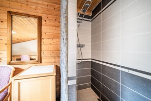 Chuveiro, toalhas de banho