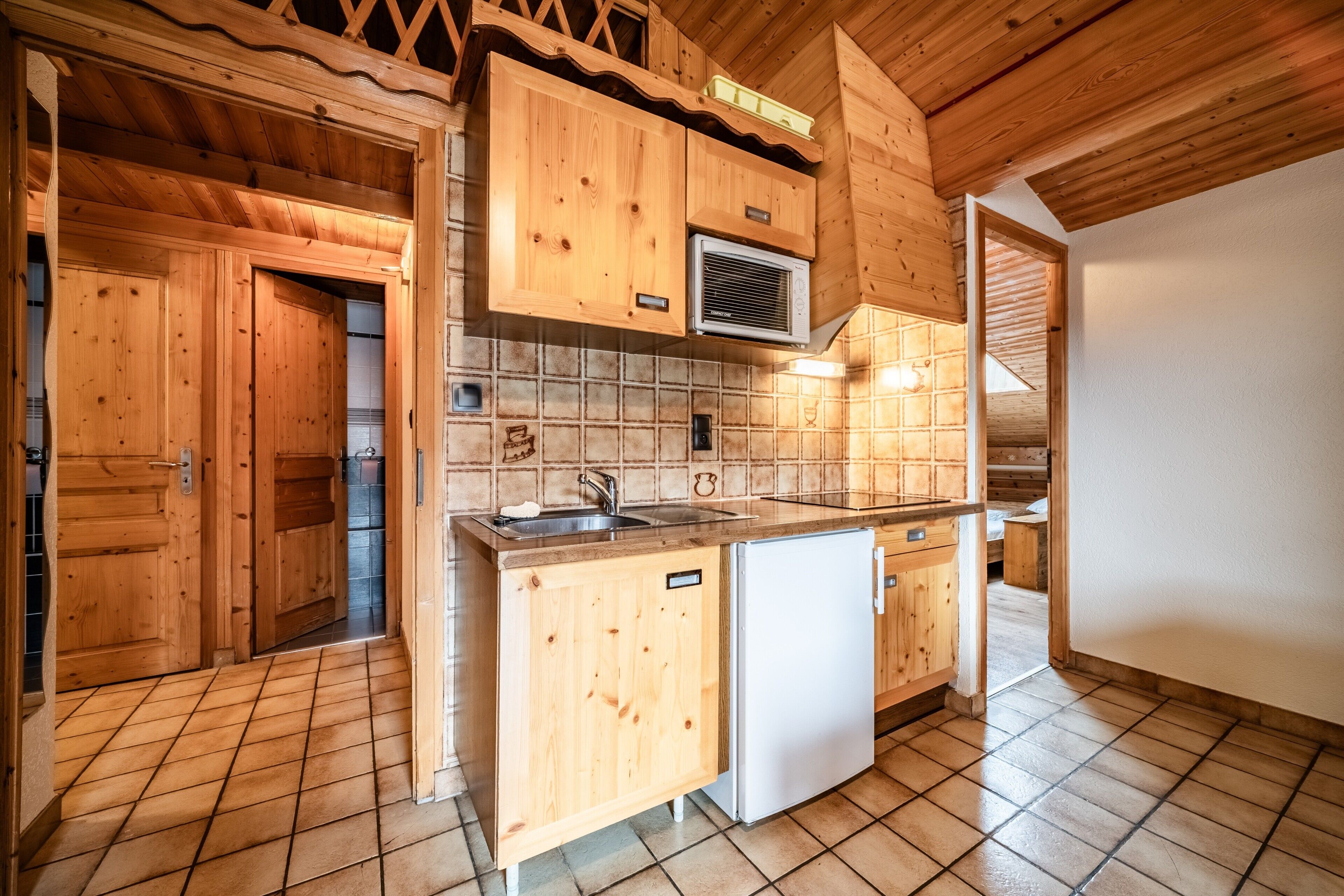 Køleskab, mikrobølgeovn, ovn, kogeplade