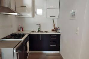 Jääkaappi, mikroaaltouuni, uuni, liesi