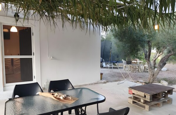 Outdoor dining - Studio Apartment 'Corfu Oasis' with Mountain View, Wi-Fi and Air Conditioning (Corfu)