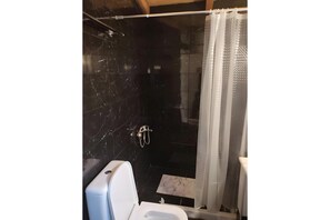 Douche, sèche-cheveux, serviettes fournies