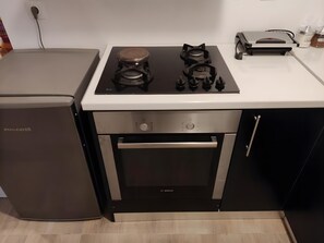 Réfrigérateur, micro-ondes, four, plaque de cuisson