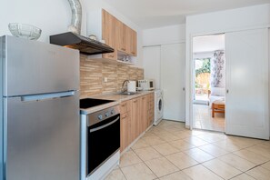 Een koelkast, een magnetron, een oven, een kookplaat