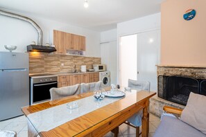 冷蔵庫、電子レンジ、オーブン、コンロ