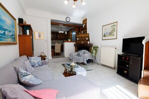 TV, fireplace - Apartment 'Magda's Holiday Home' with Sea View, Wi-Fi and Air Conditioning (Corfu)