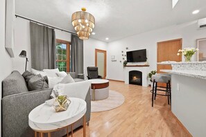 Smart-TV, peis, bøker og kontorer