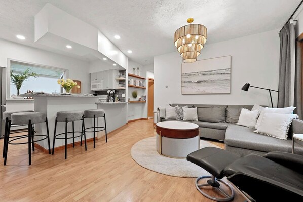 Smart-TV, Kamin, Bücher, Arbeitsbereiche