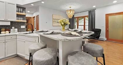 Trails, Wine & Beaches! Pet-Friendly Guesthouse