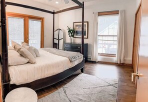 3 soverom, skrivebord, strykejern/-brett og reiseseng for barn