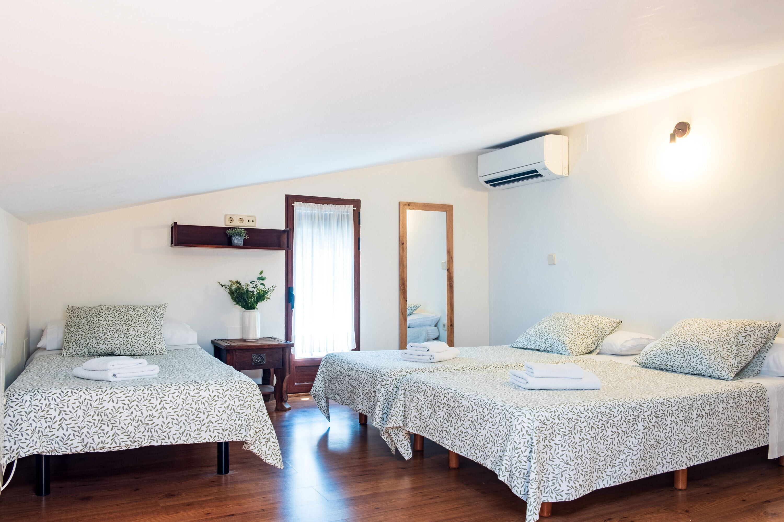 3 dormitorios, tabla de planchar con plancha, wifi gratis y ropa de cama