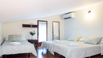 3 bedrooms, iron/ironing board, free WiFi, bed sheets