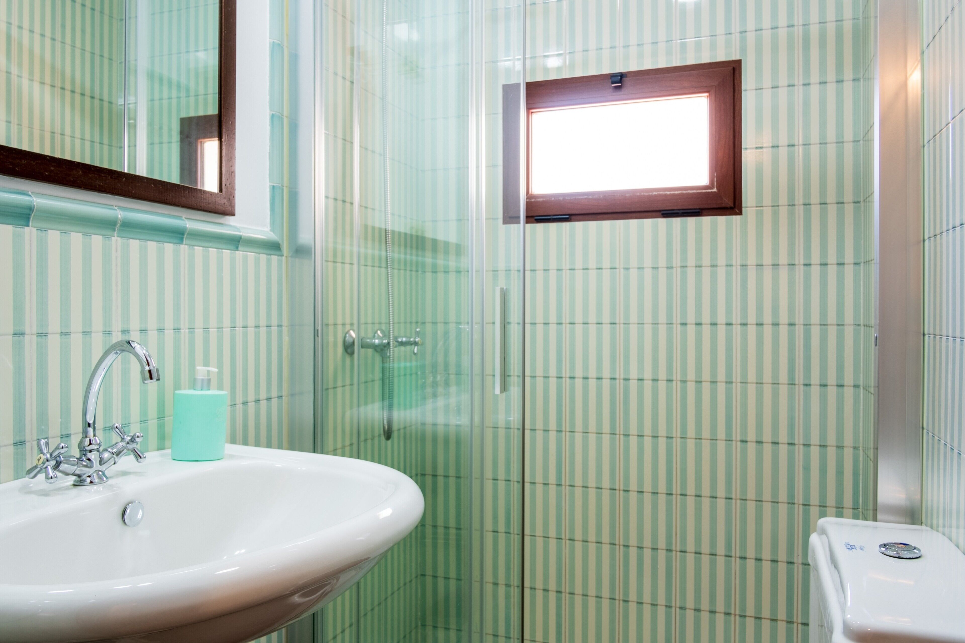Ducha, secador de pelo y toallas