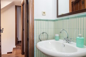Douche, sèche-cheveux, serviettes fournies