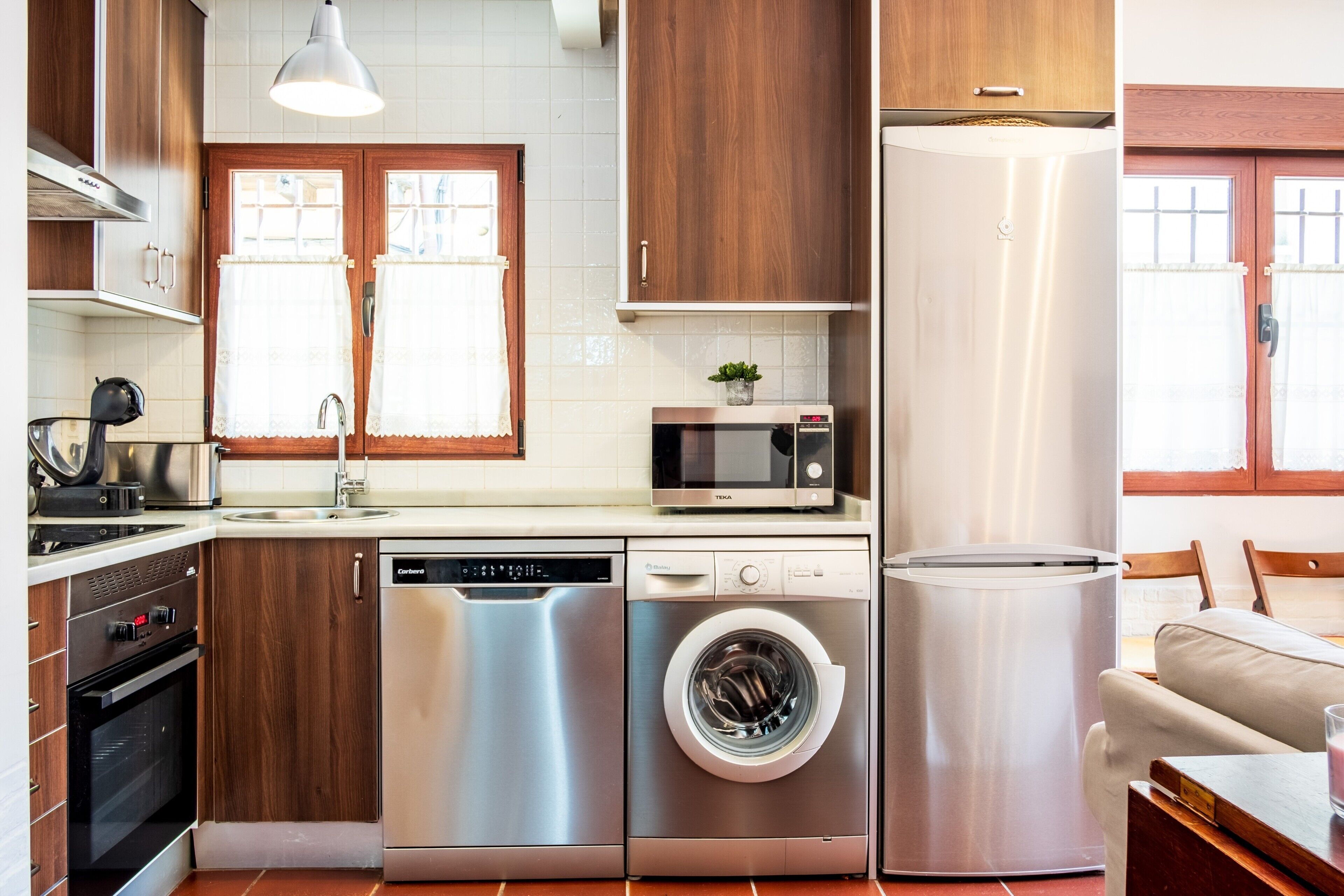 Refrigerador, microondas, horno y parrilla de estufa 