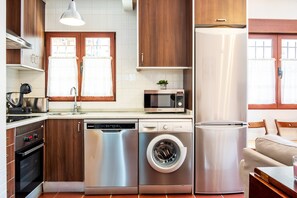 Refrigerador, microondas, horno y parrilla de estufa 