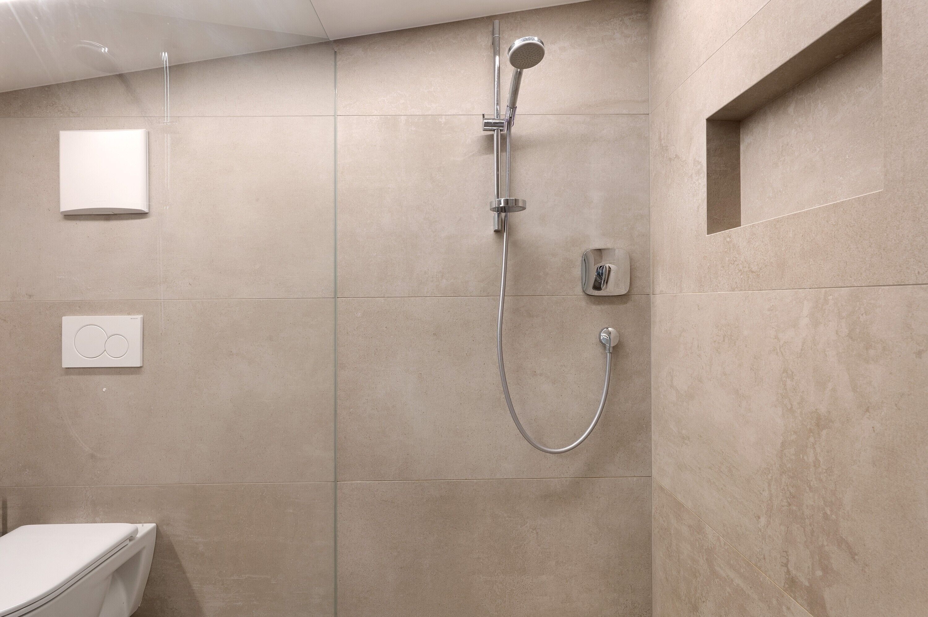 Een douche, een haardroger, handdoeken