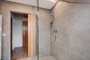Shower, hair dryer, towels - Apartment 'Haus Stolz Schloss Hocheppan' with Mountain View, Wi-Fi and Air Conditioning (Unterrain/Eppan a. d. Weinst)