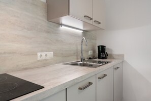 Refrigerador, placa de cocina, lavavajillas, cafetera/tetera