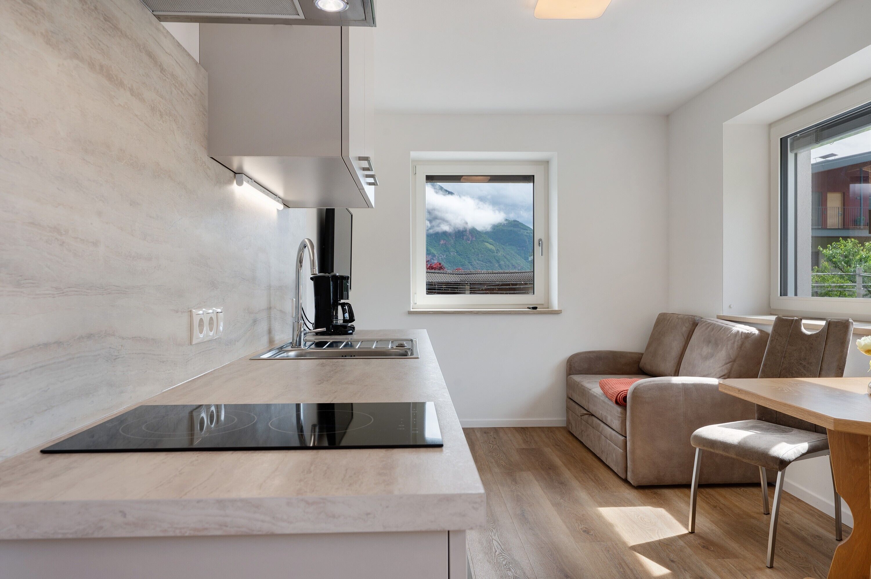 Réfrigérateur, plaque de cuisson, lave-vaisselle, cafetière/bouilloire