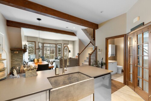 Spacious 3-Story Golfside Townhouse with Pool Access – Aiglon 1614