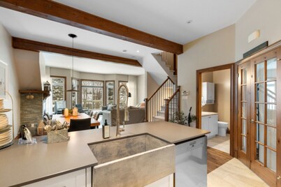 Spacious 3-Story Golfside Townhouse with Pool Access – Aiglon 1614