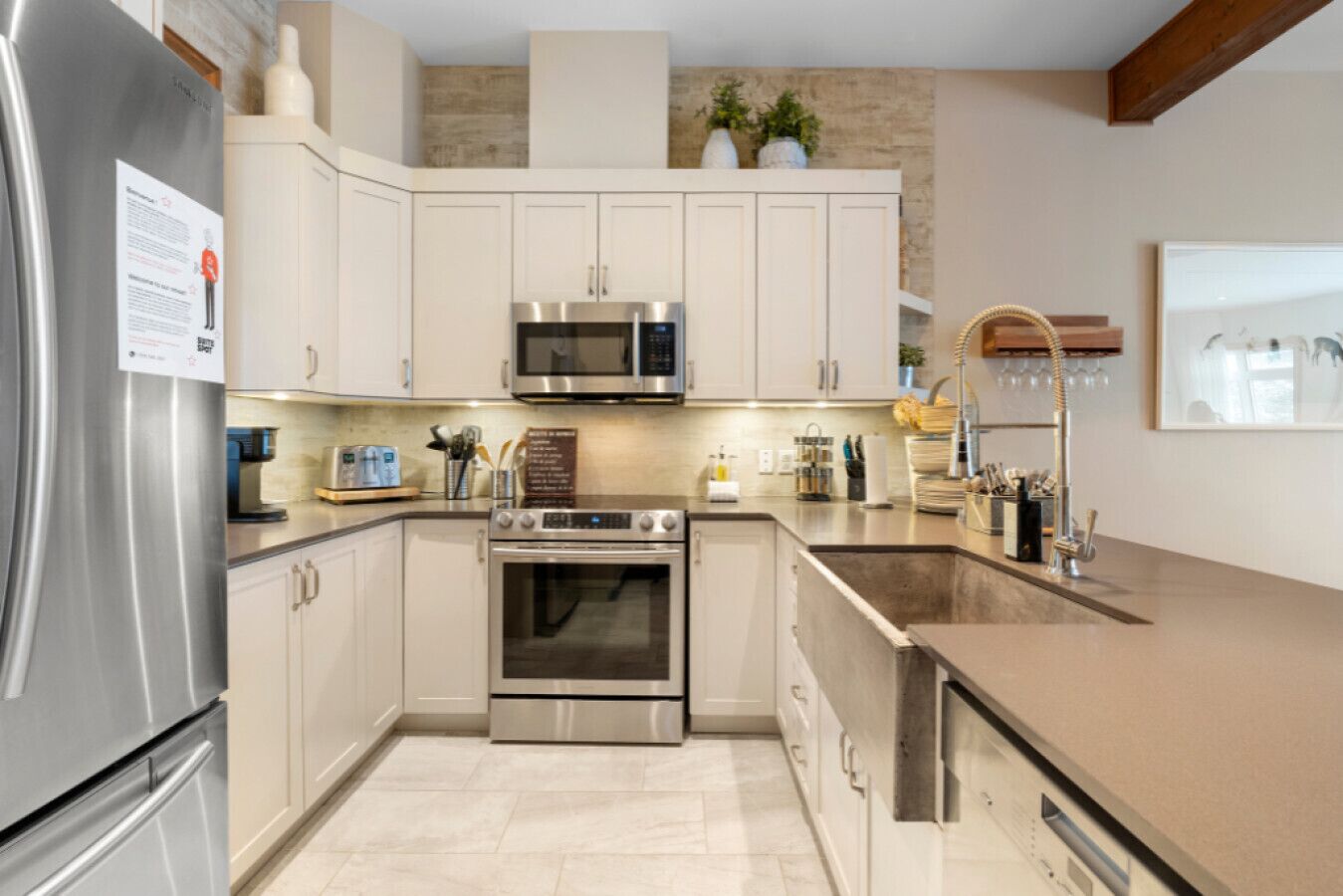 Réfrigérateur, micro-ondes, four, plaque de cuisson