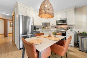 雪櫃、微波爐、焗爐、爐具