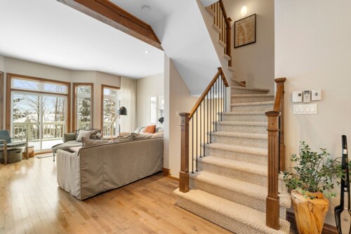 Spacious 3-Story Golfside Townhouse with Pool Access – Aiglon 1614