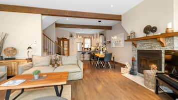 Smart TV, fireplace, stereo